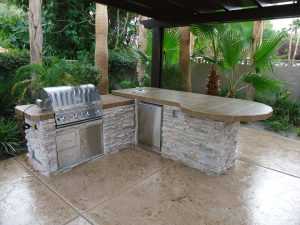 Picture of an outdoor kitchen in a backyard.